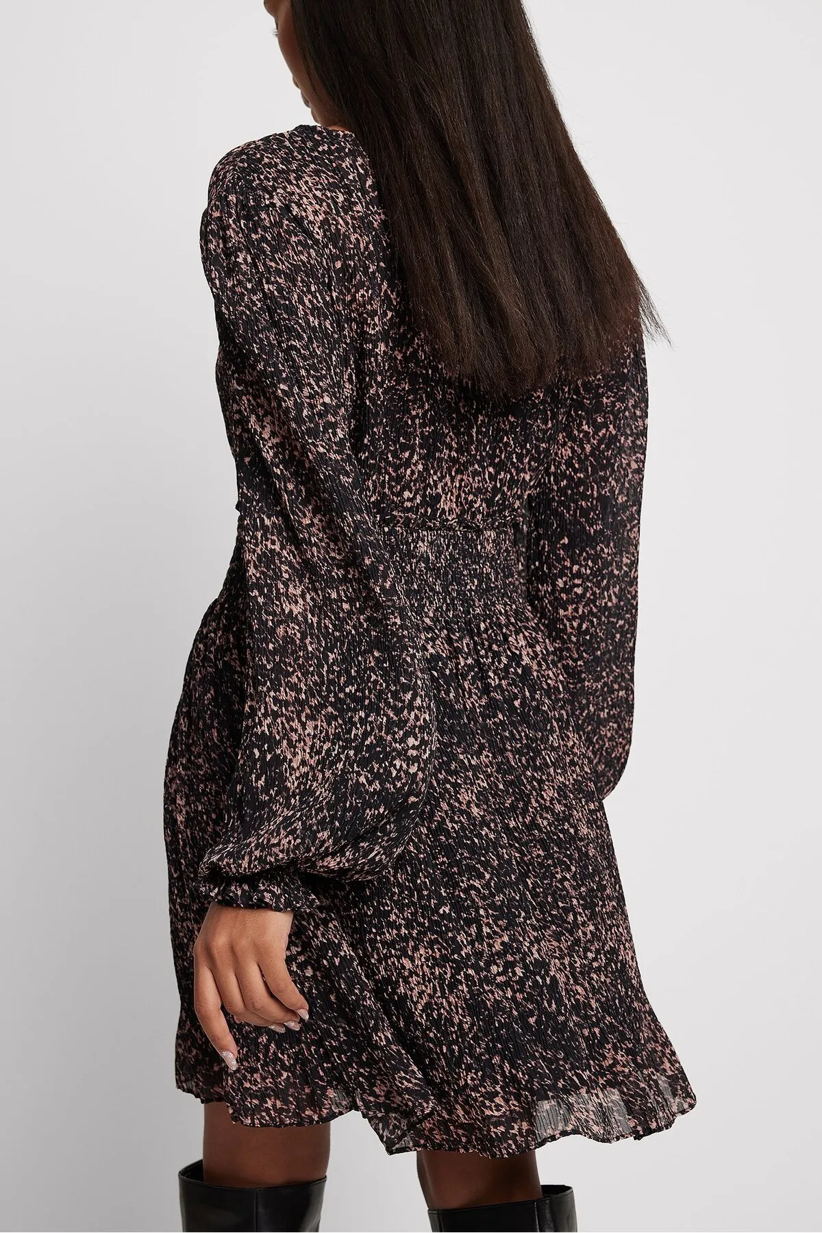 NA-KD  Strukturiertes Kleid mit gesmokter Taille