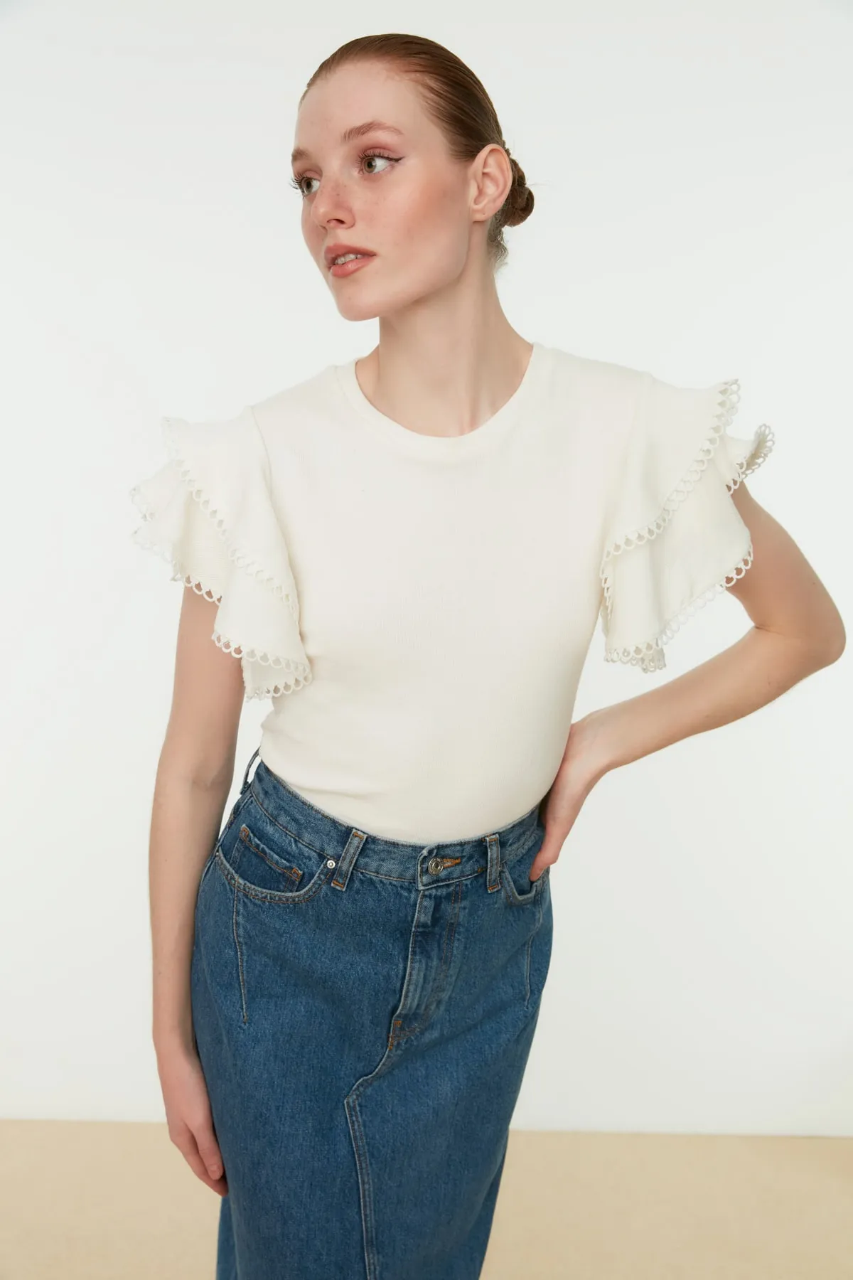 Trendyol Collection  Ecrufarbene Rüschen-Strickbluse TWOSS21BZ0736