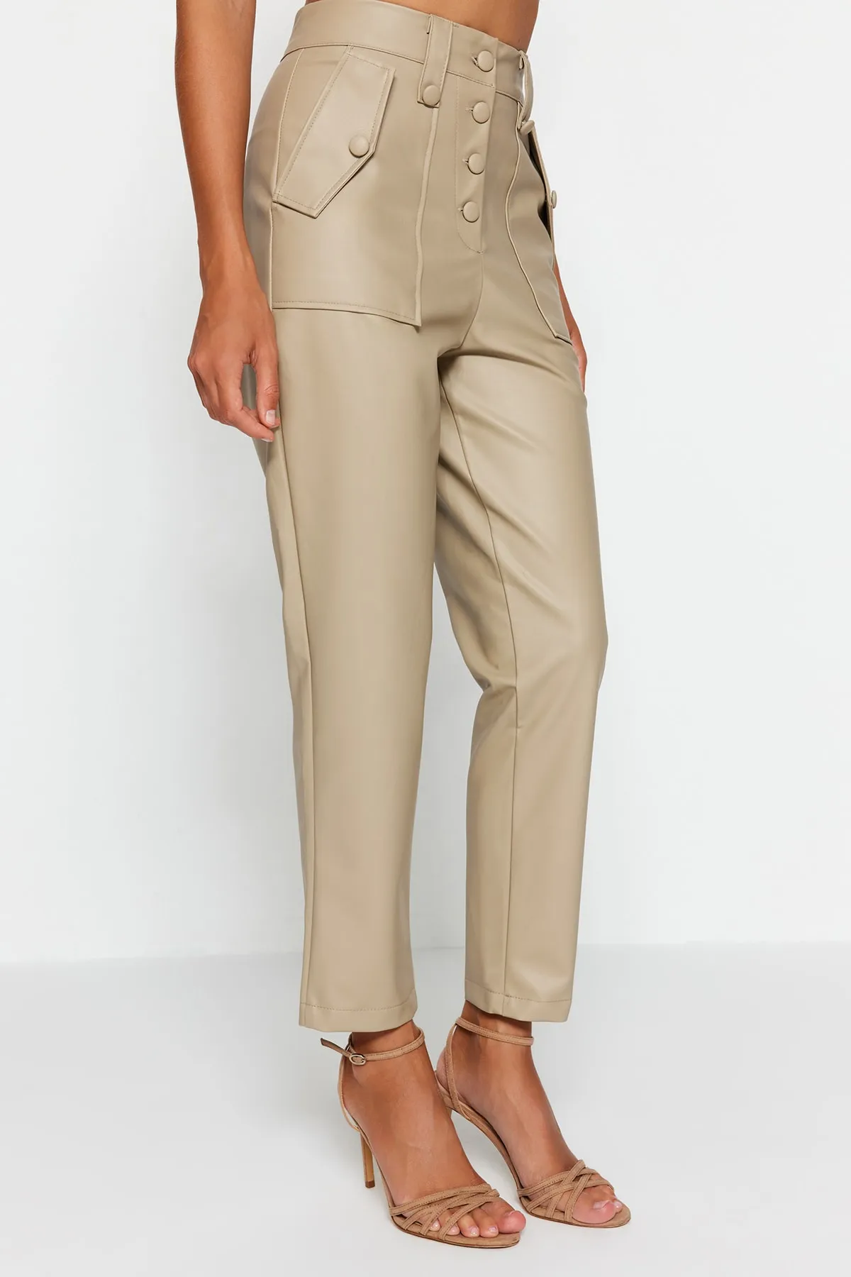 Trendyol Collection  Nerzfarbene Karottenhose aus Kunstleder mit gewebter Vorderseite und Knöpfen TWOAW22PL0083