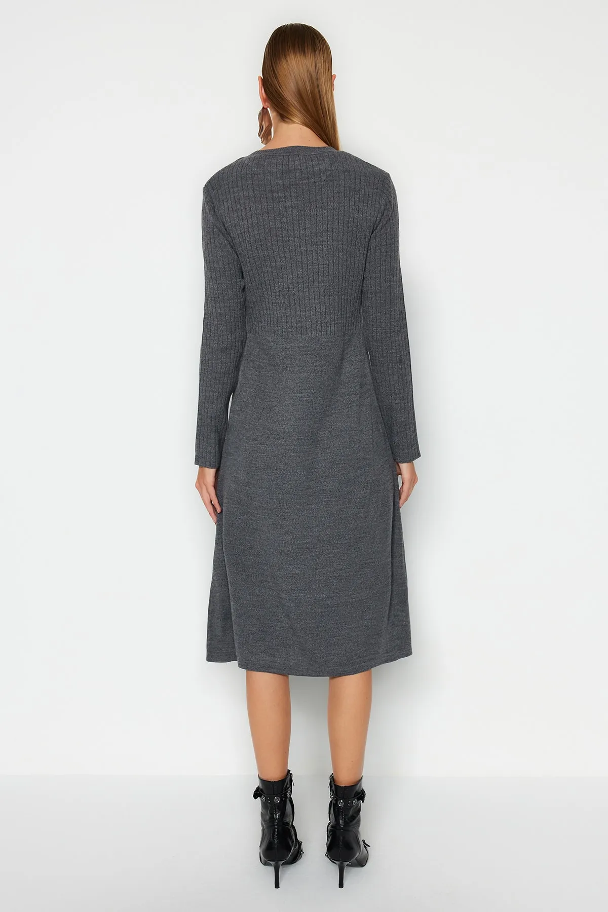 Trendyol Collection  Anthrazitfarbener, weit geschnittener Midi-Strickpullover mit hohem Kragen und Anzug TWOAW24EL00012