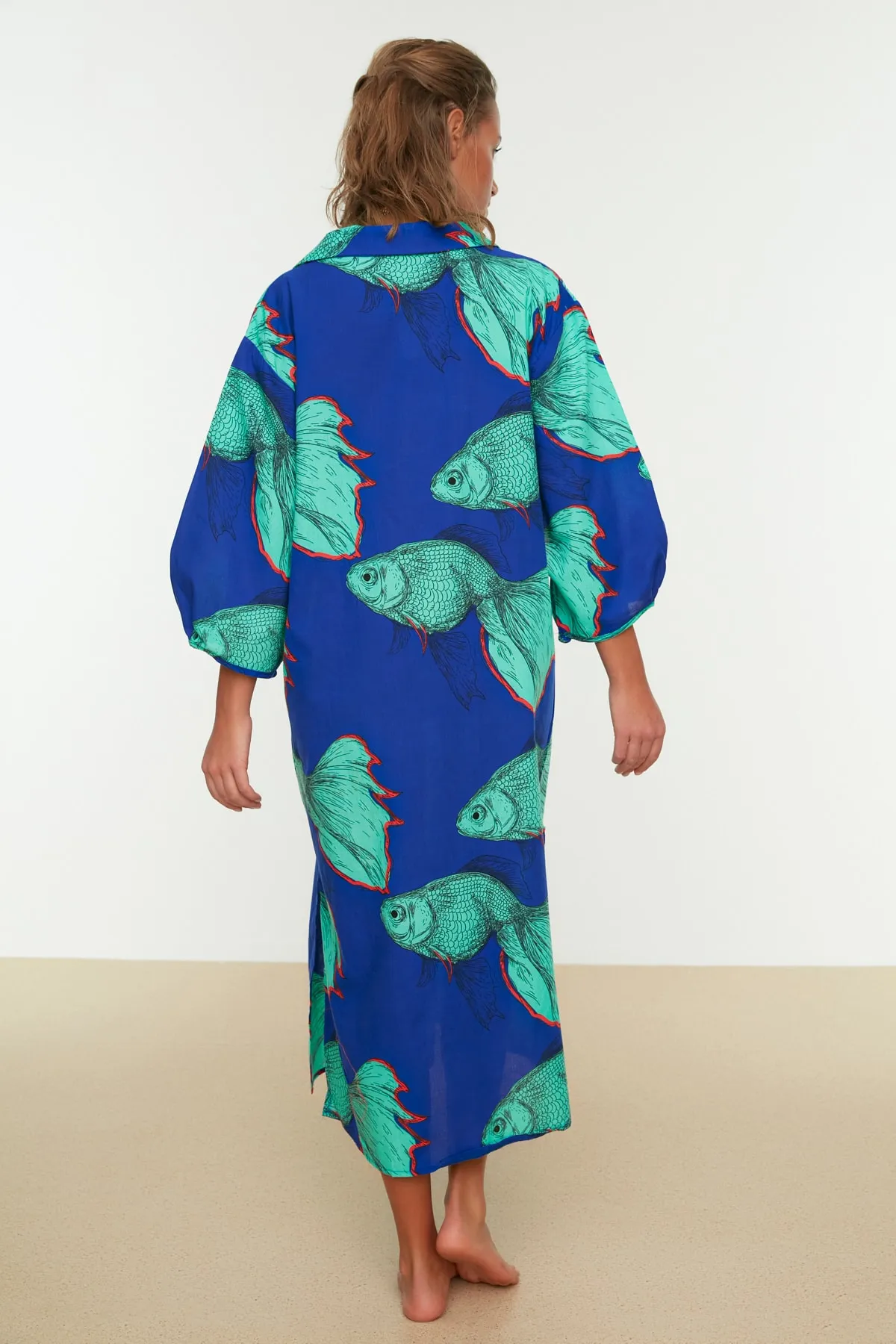 Trendyol Collection  Unterwassergemustertes, weit geschnittenes Midi-Strandkleid mit Ballonärmeln aus 100 % Baumwolle TBESS22EL0009