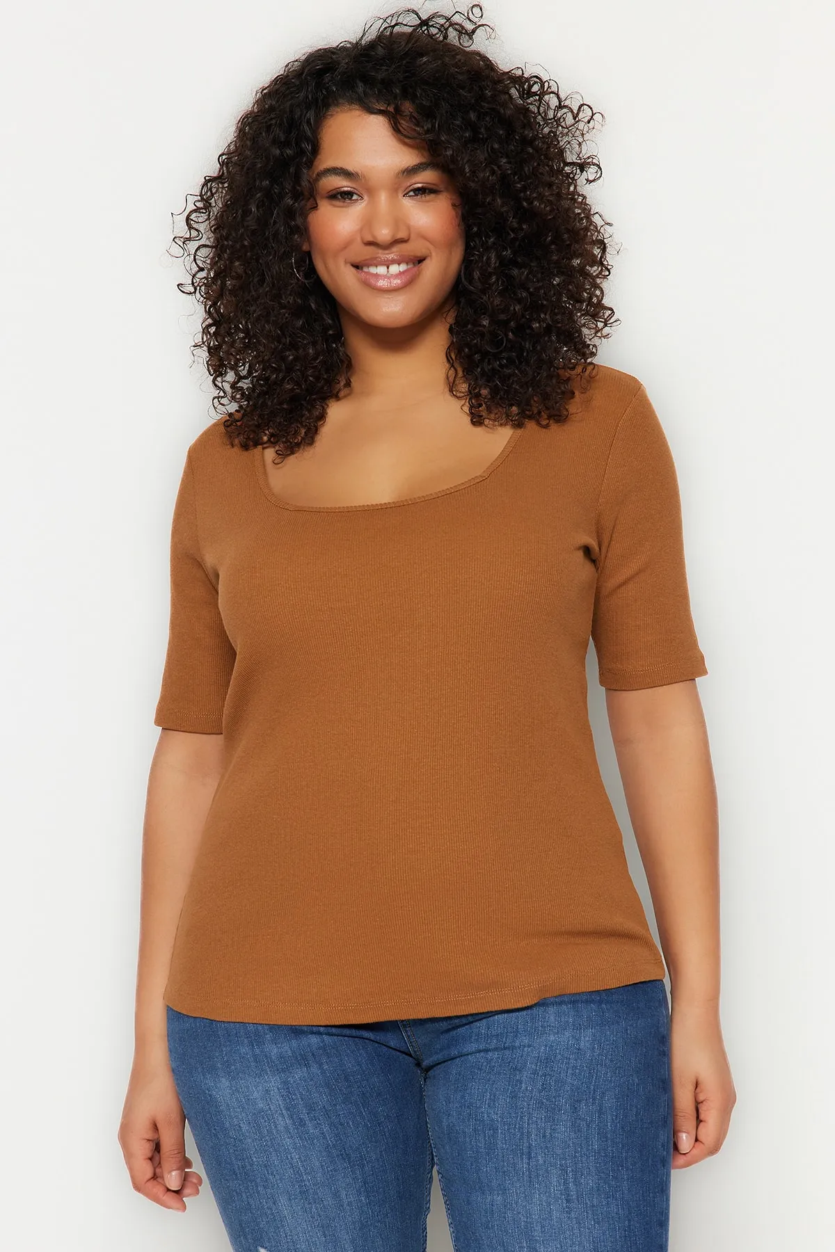 Trendyol Curve  Gefliestes Strick-T-Shirt mit quadratischem Kragen TBBSS22BF0027