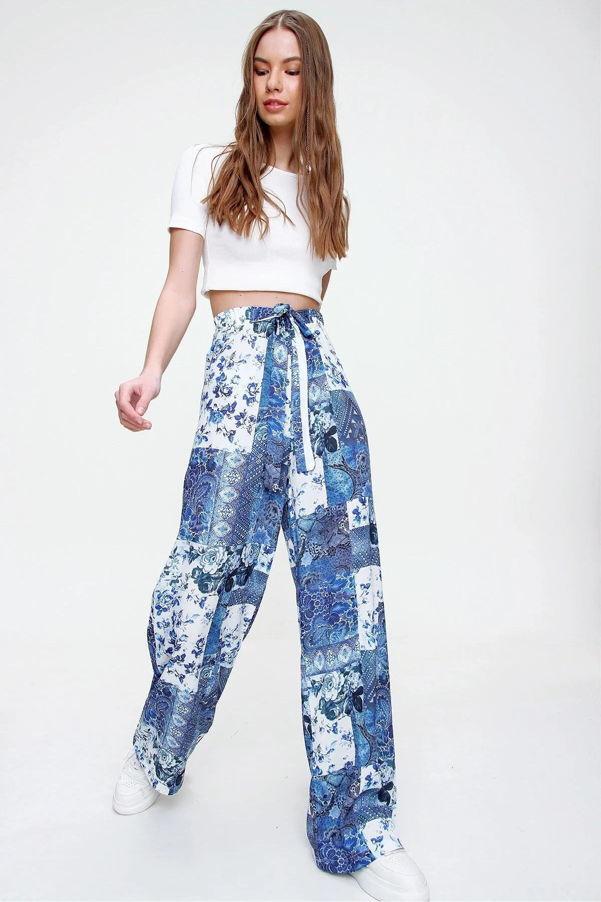 Trend Alaçatı Stili  Blau gemusterte Damenhose mit entspanntem Schnitt ALC-X6016