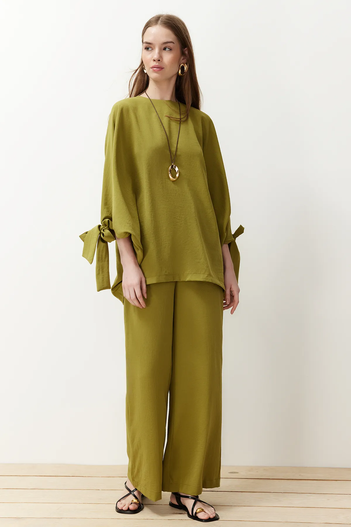 Trendyol Modest  Grünes gewebtes Aerobin-Tunika-Hosen-Set mit Fledermausärmeln TCTSS23US00043