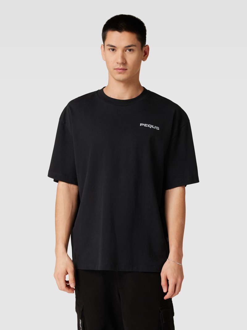 PEQUS X P&C - T-Shirt mit Label-Prints in schwarz