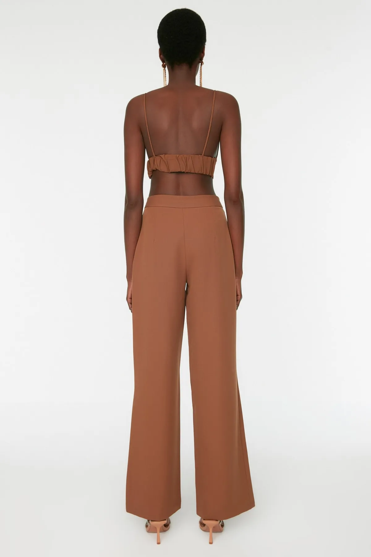 Trendyol Collection  Braune gewebte Hose mit Röhrenbeinen TPRAW22PL0402