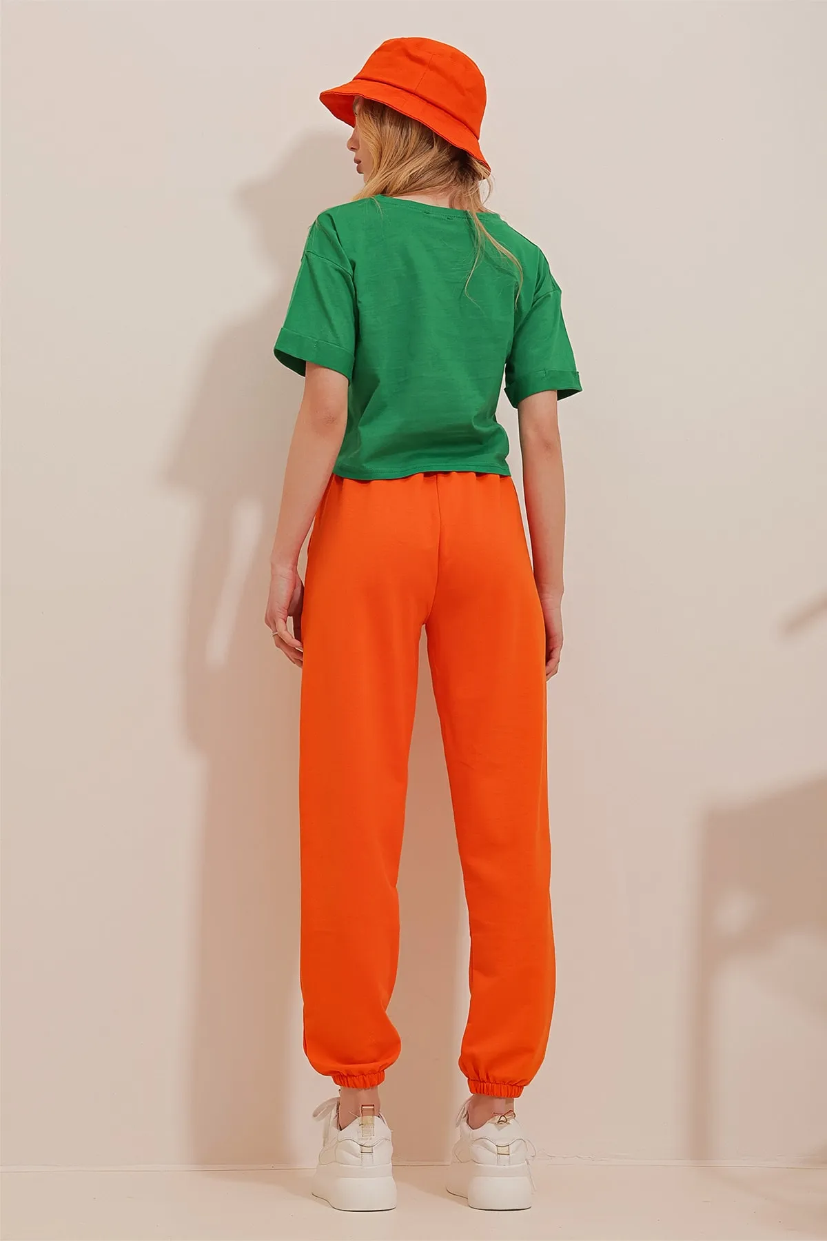 Trend Alaçatı Stili  Orangefarbene Basic-Jogginghose für Damen mit elastischem Bund und Beinen ALC-X5902