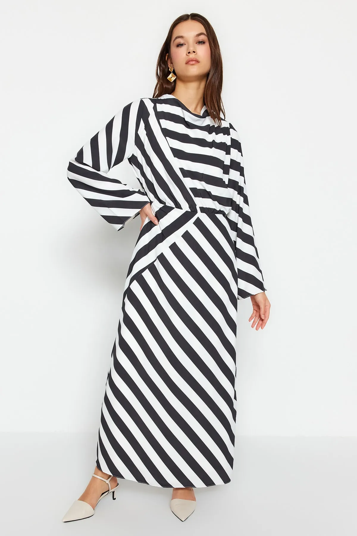 Trendyol Modest  Schwarzes, gestreiftes, gewebtes Kleid mit Degaje-Kragen TCTSS23EB00279