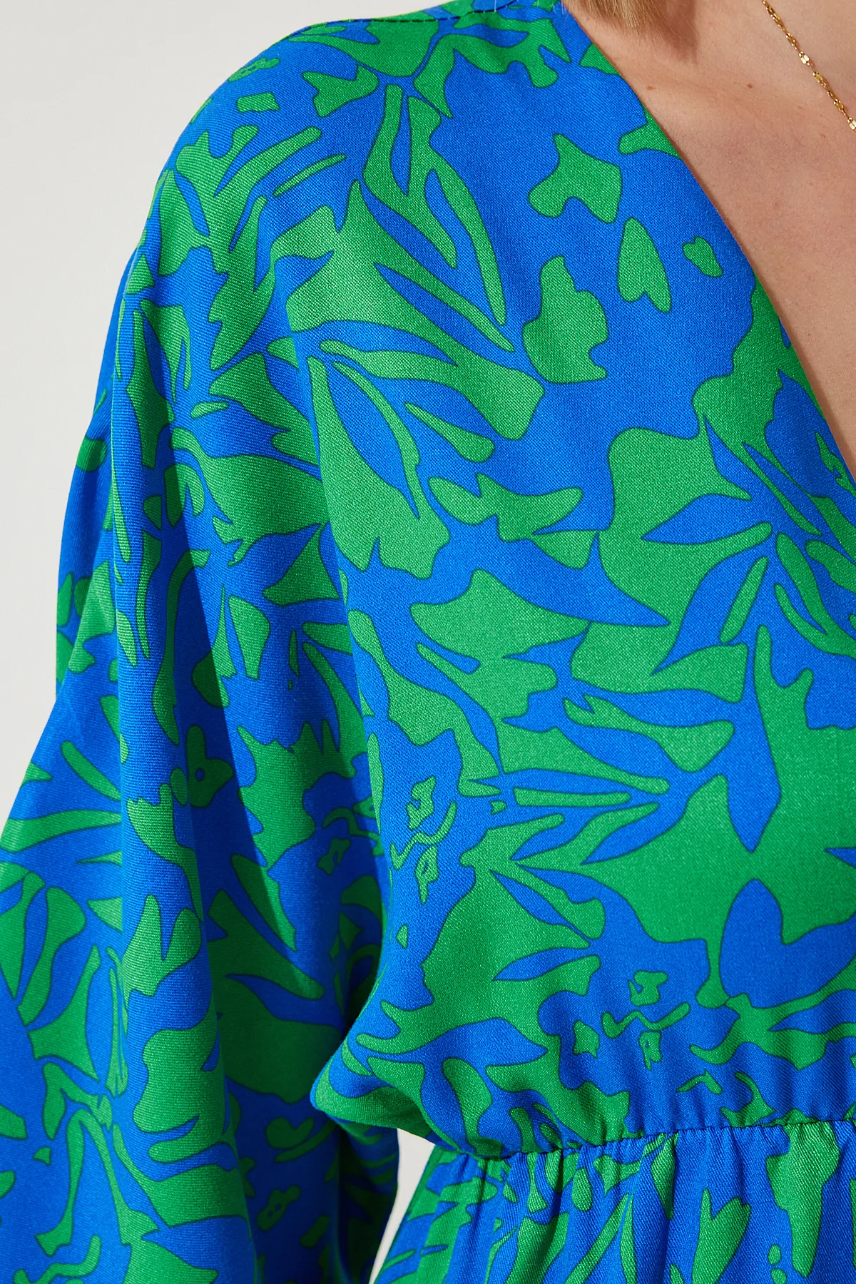 Happiness İstanbul  Damen-Sommerkleid aus Viskose mit tiefem V-Ausschnitt in Blau und Grün CI00081