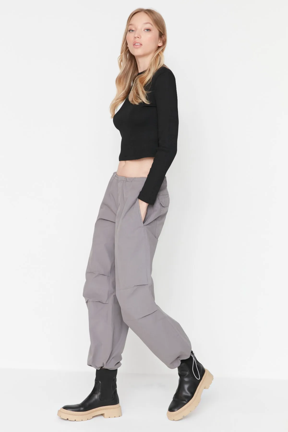 Trendyol Collection  Graue Fallschirmhose mit normaler Taille TWOAW23JE00738