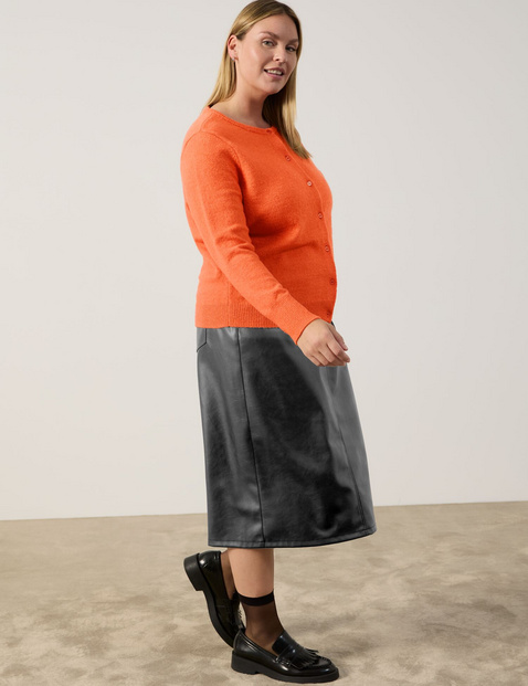 Wärmende Strickjacke mit Knopfleiste