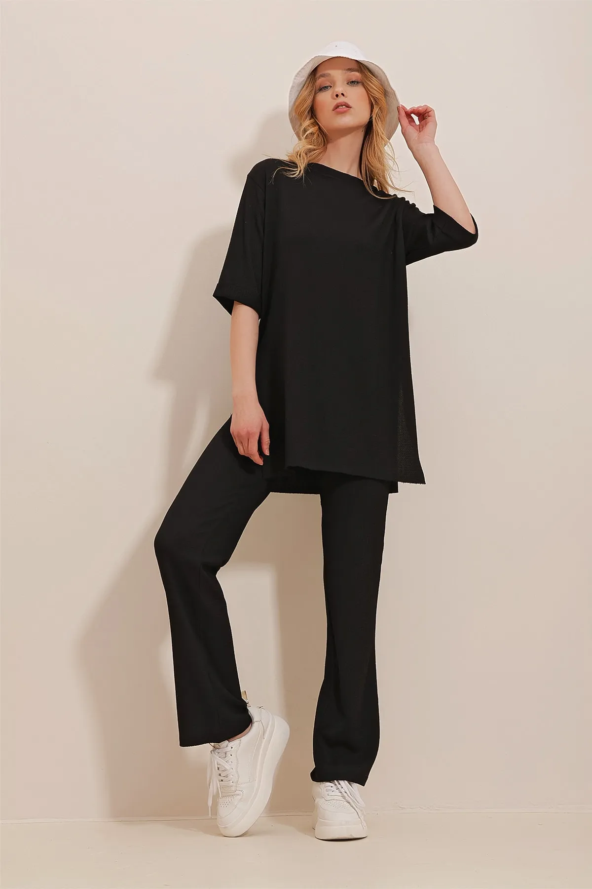 Trend Alaçatı Stili  Schwarzes Hosenset mit Rundhalsausschnitt, zwei Ärmeln und Seitenschlitzen für Damen ALC-X10015