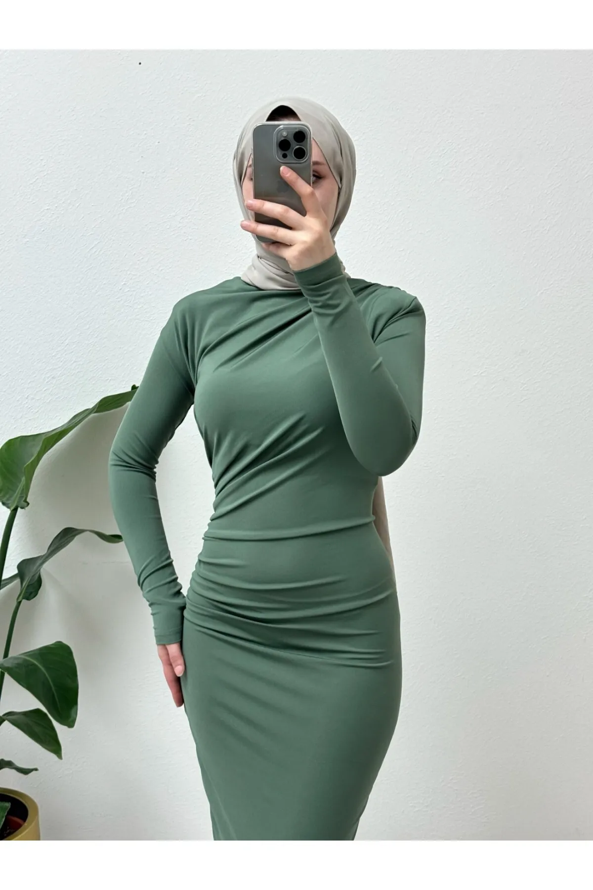 Modamorfo  Langes Skuba-Kleid mit seitlichen Raffungen