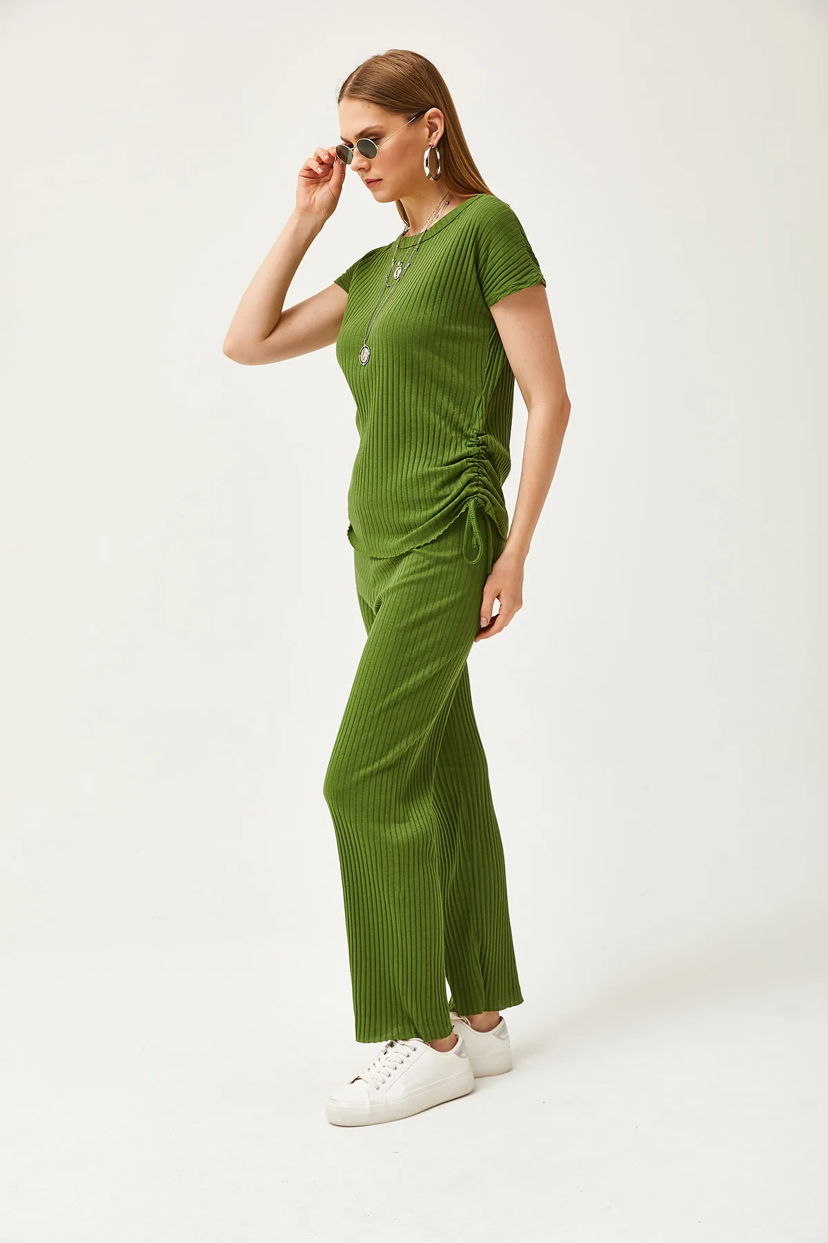Olalook  Pistaziengrünes Damen-Set mit seitlich geraffter Bluse und Palazzo-Hose TKM-19000196