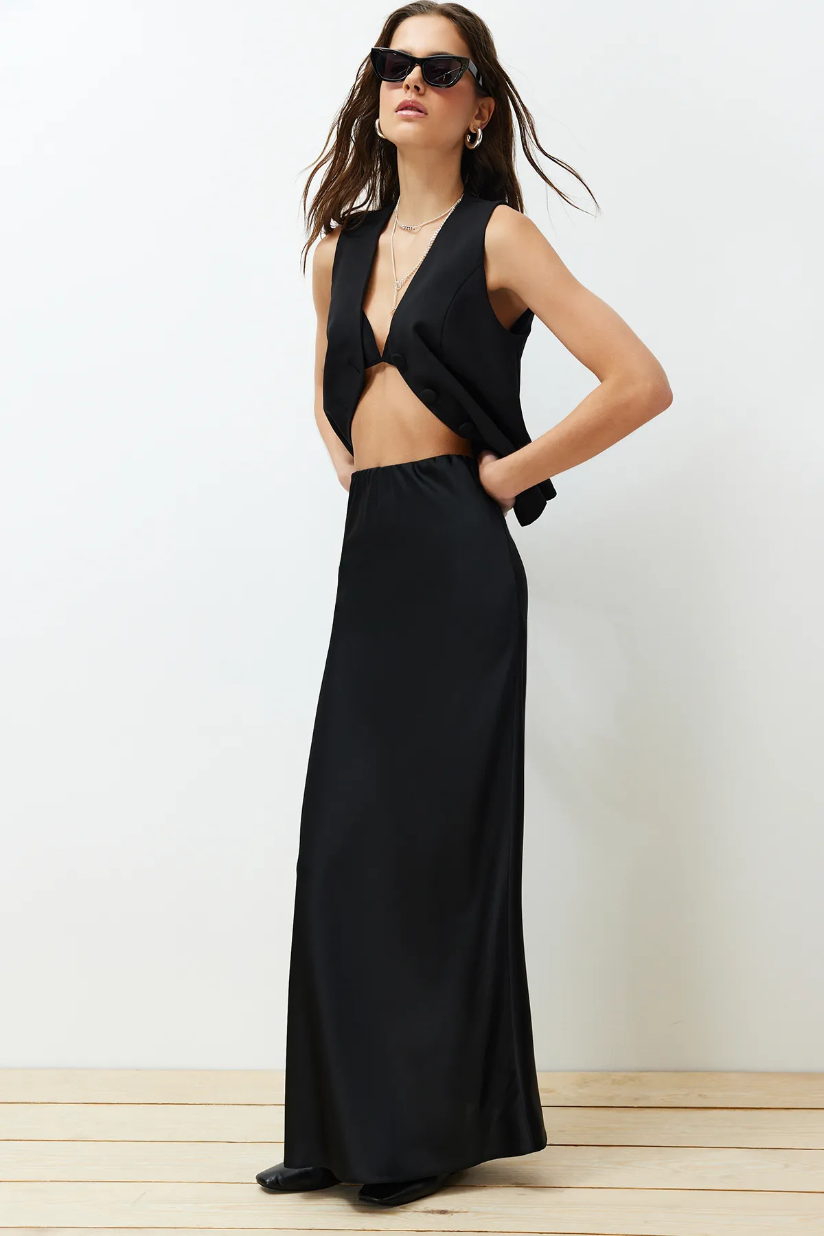 Trendyol Collection  Schwarzer Maxi-Webrock in Fischform aus Satin TWOSS24ET00120