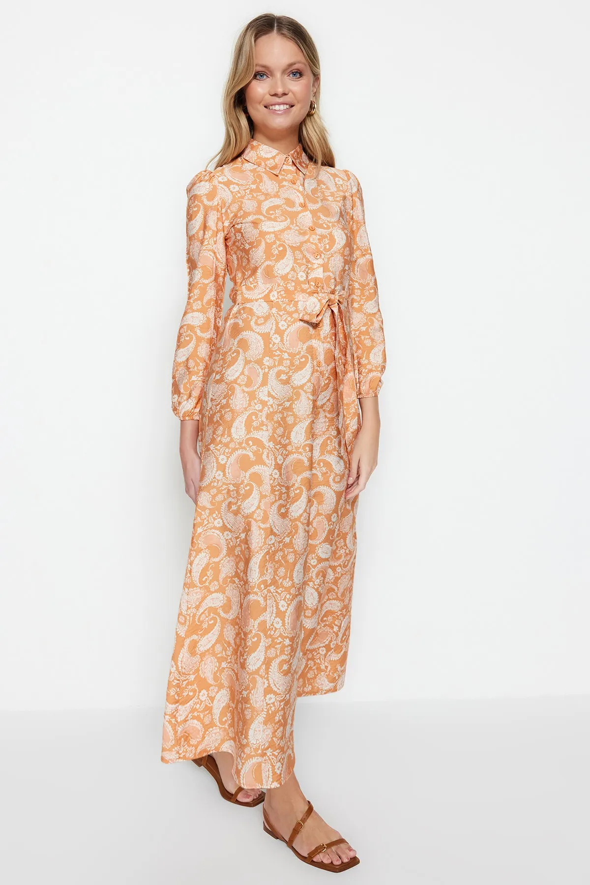 Trendyol Modest  Orangefarbenes gewebtes Hemdblusenkleid mit Schalkragen und Muster TCTSS23EB00145