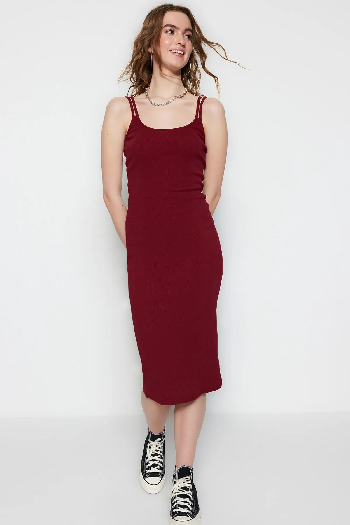 Trendyol Collection  Burgunderrotes, geripptes, flexibles Midi-Strickkleid mit doppelten Trägern und Trägern TWOSS22EL2452