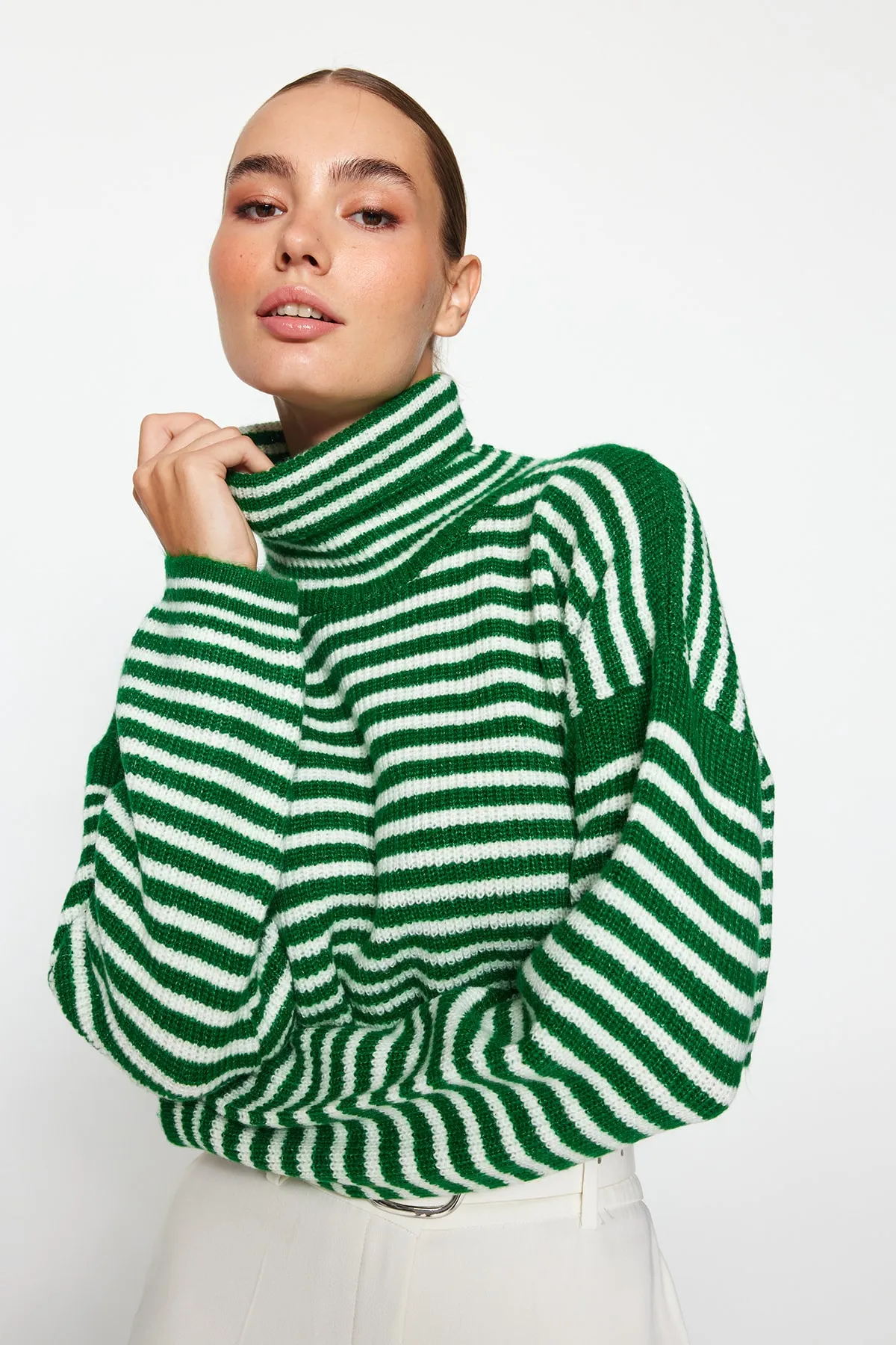 Trendyol Collection  Grüner kurzer weicher strukturierter Strickpullover mit Streifen TWOAW24KZ00583