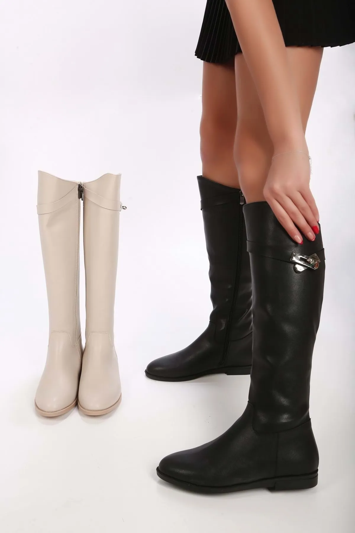 Shoeberry  Damen-Stiefel Meroni aus schwarzem Leder mit Schnalle. Schwarzes Leder