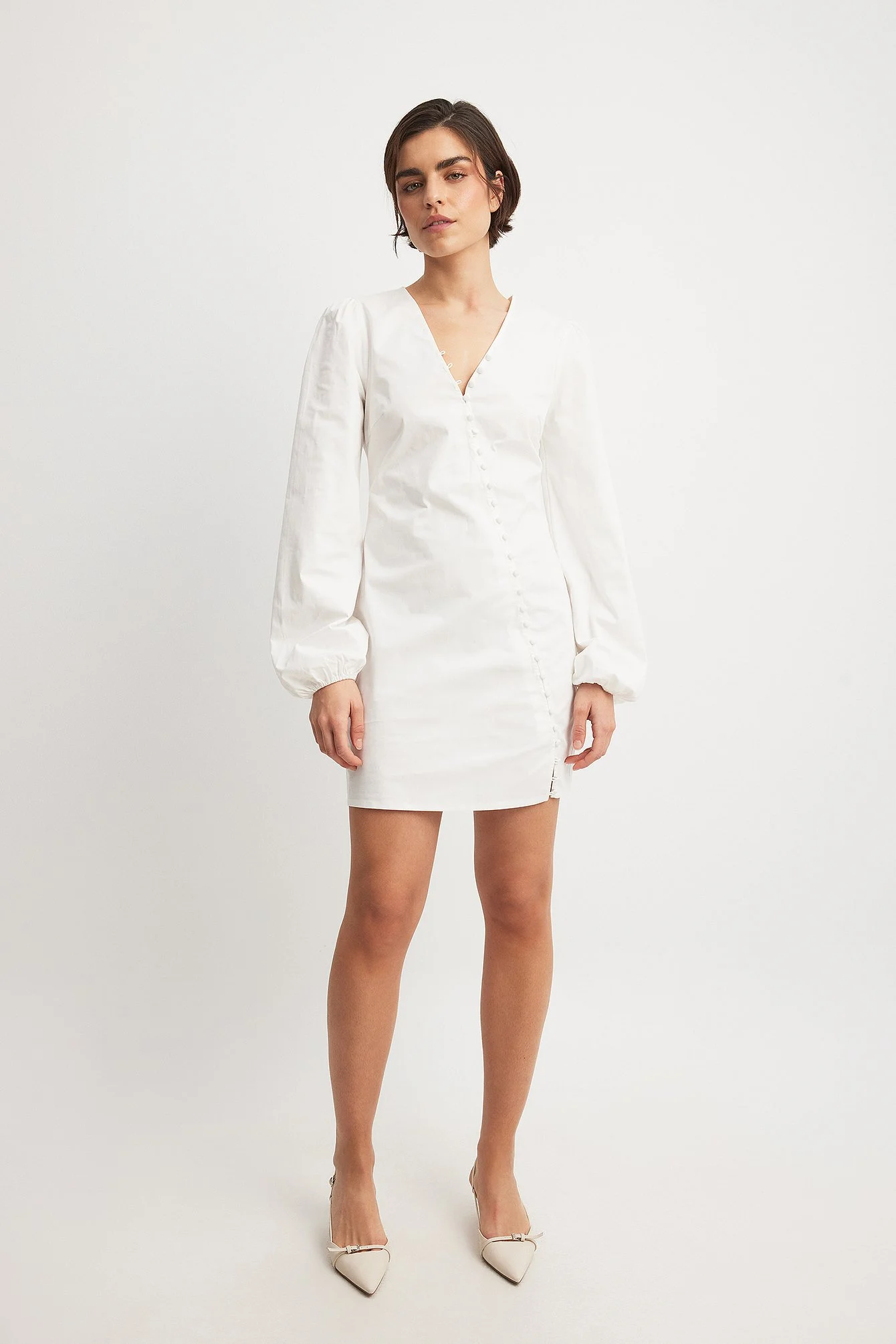 Asymmetrisches, langärmliges Minikleid mit Knöpfen