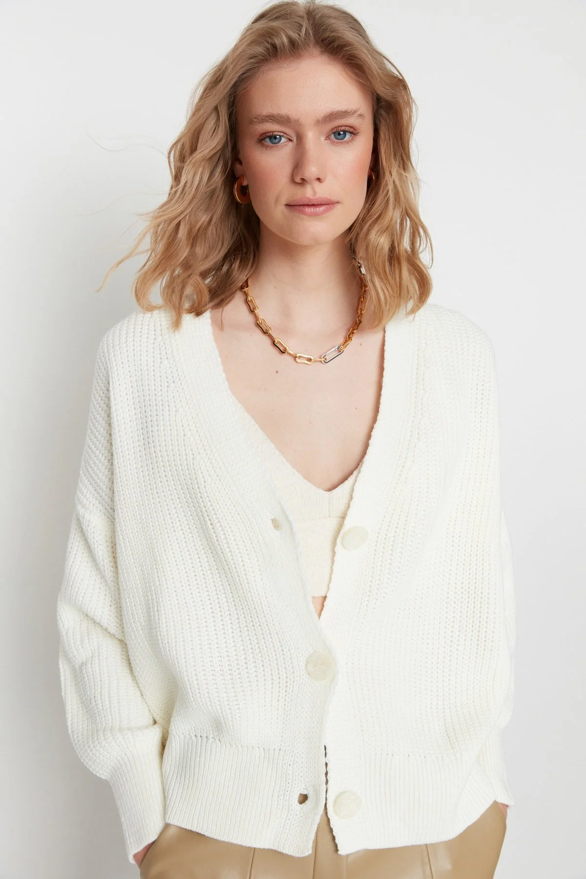 Trendyol Collection  Ecrufarbene Strickjacke mit V-Ausschnitt und weiter Passform TWOAW20HI0215