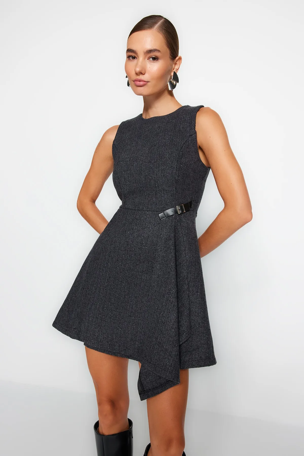Trendyol Collection  Anthrazitfarbenes, gewebtes Kleid mit Krawattendetails TWOAW24EL00496