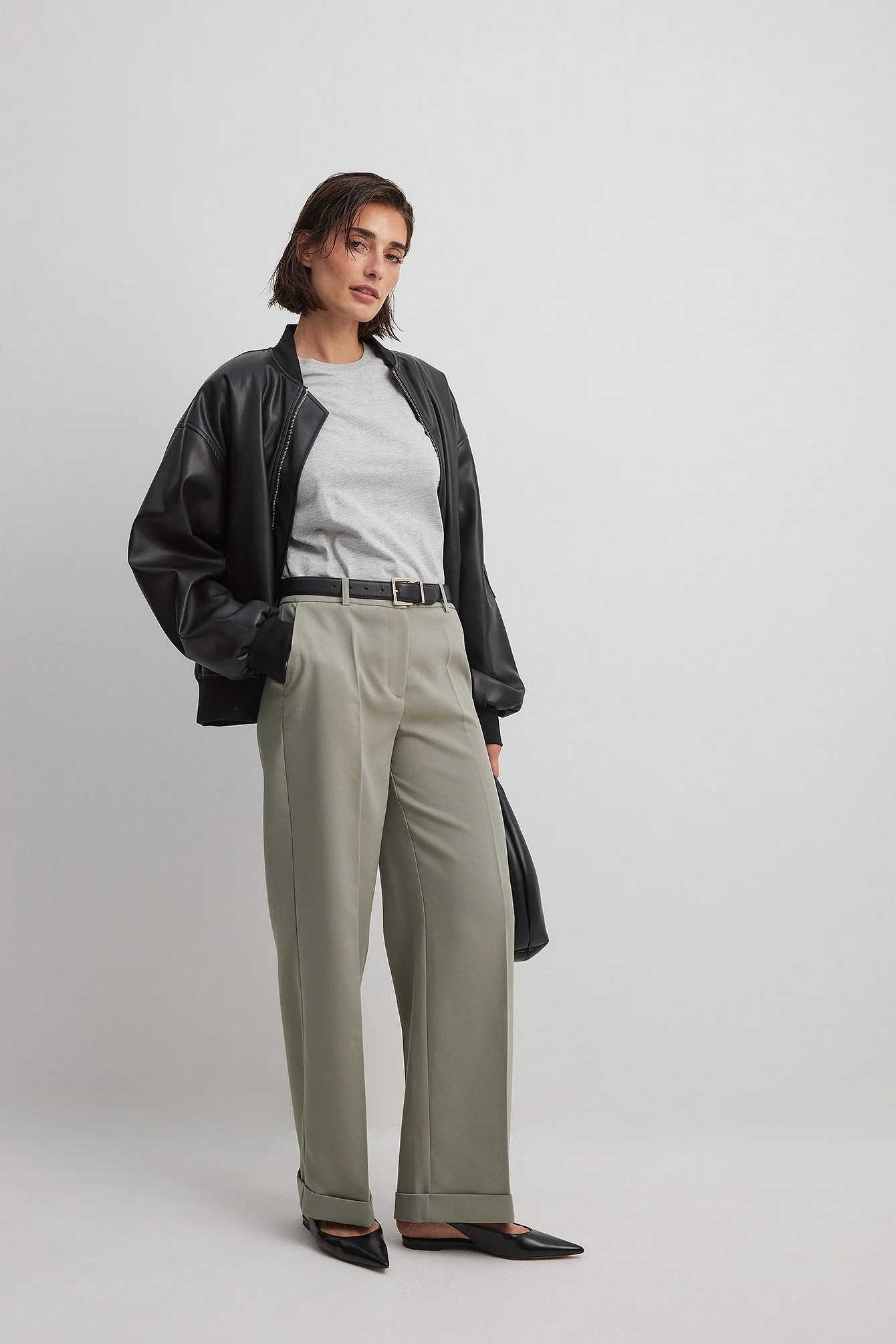 Hochgekrempelte Hose mit mittlerer Taille