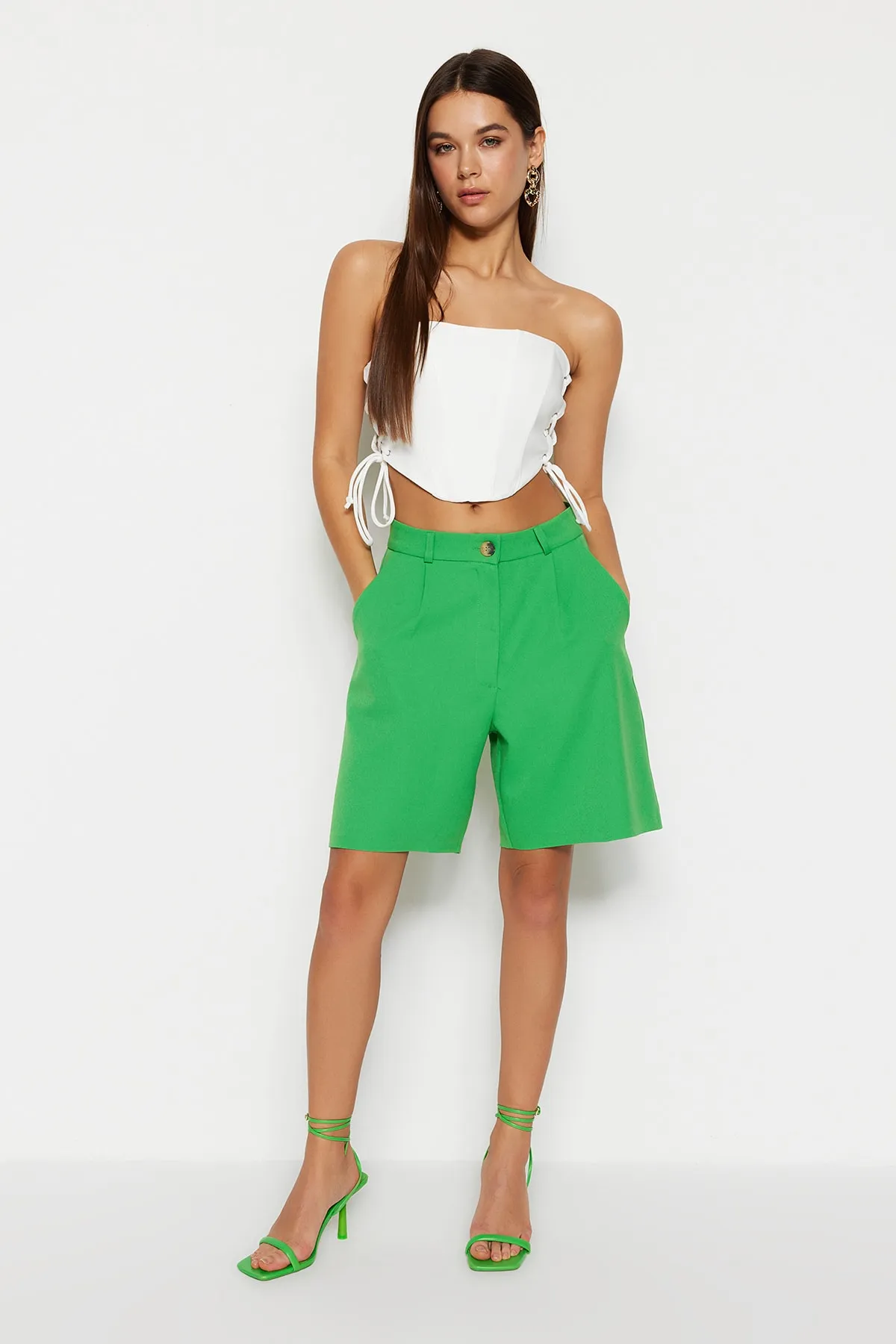Trendyol Collection  Grüne, gewebte Shorts mit normaler Passform und Taschen TWOSS19WX0108