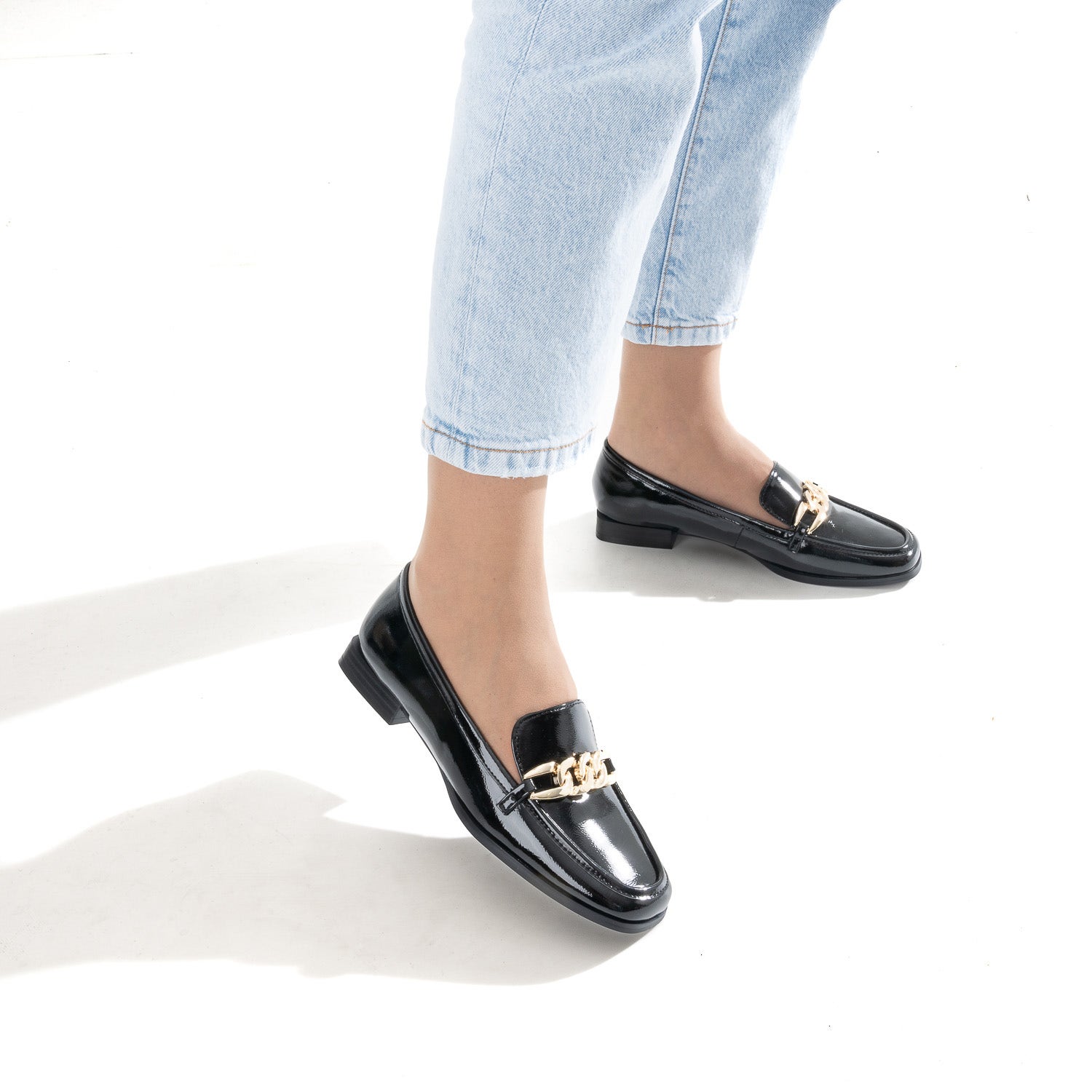 Mocassin noir verni avec chaîne dorée