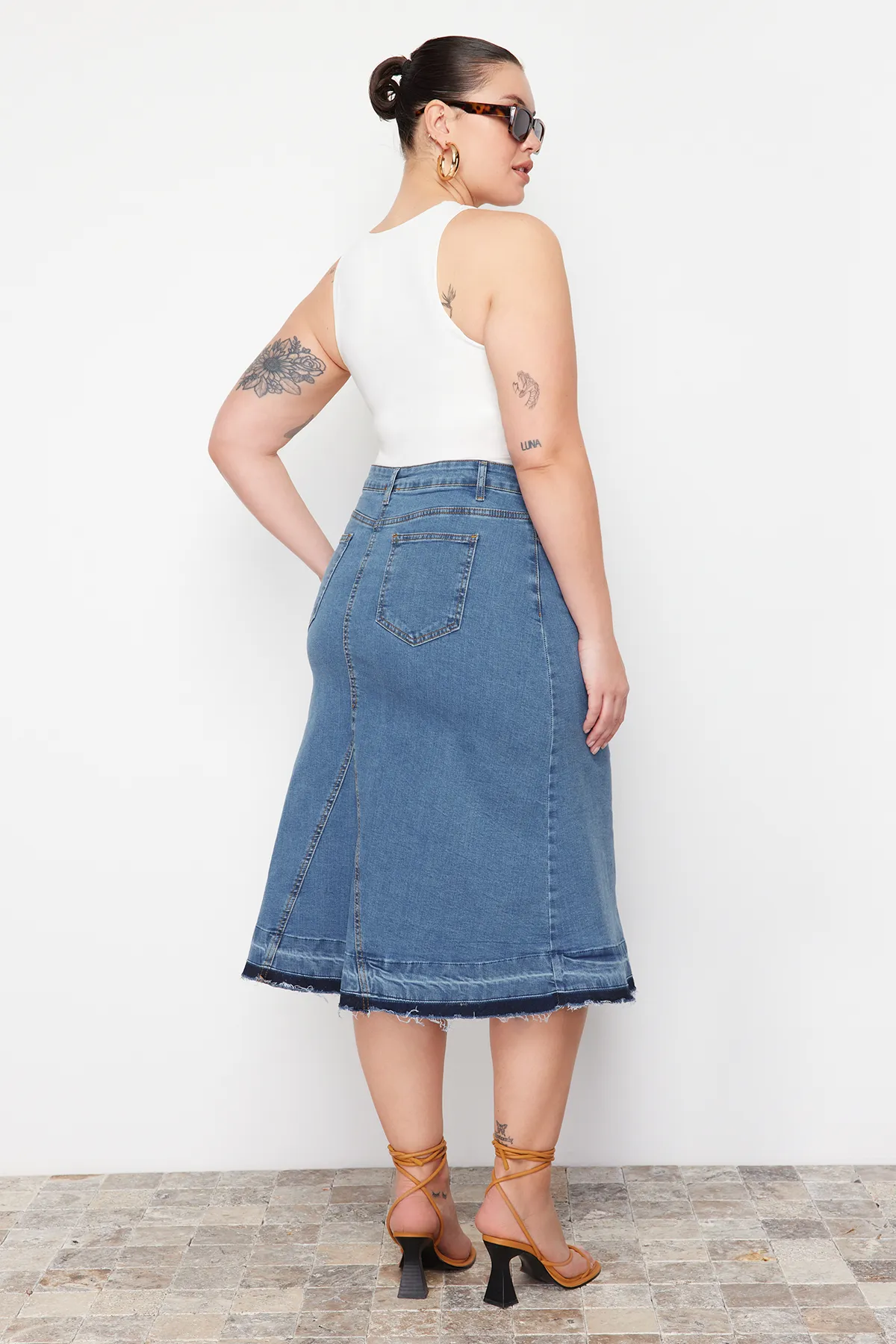 Trendyol Curve  Blauer Jeansrock in Blockfarben TBBAW24AZ00025