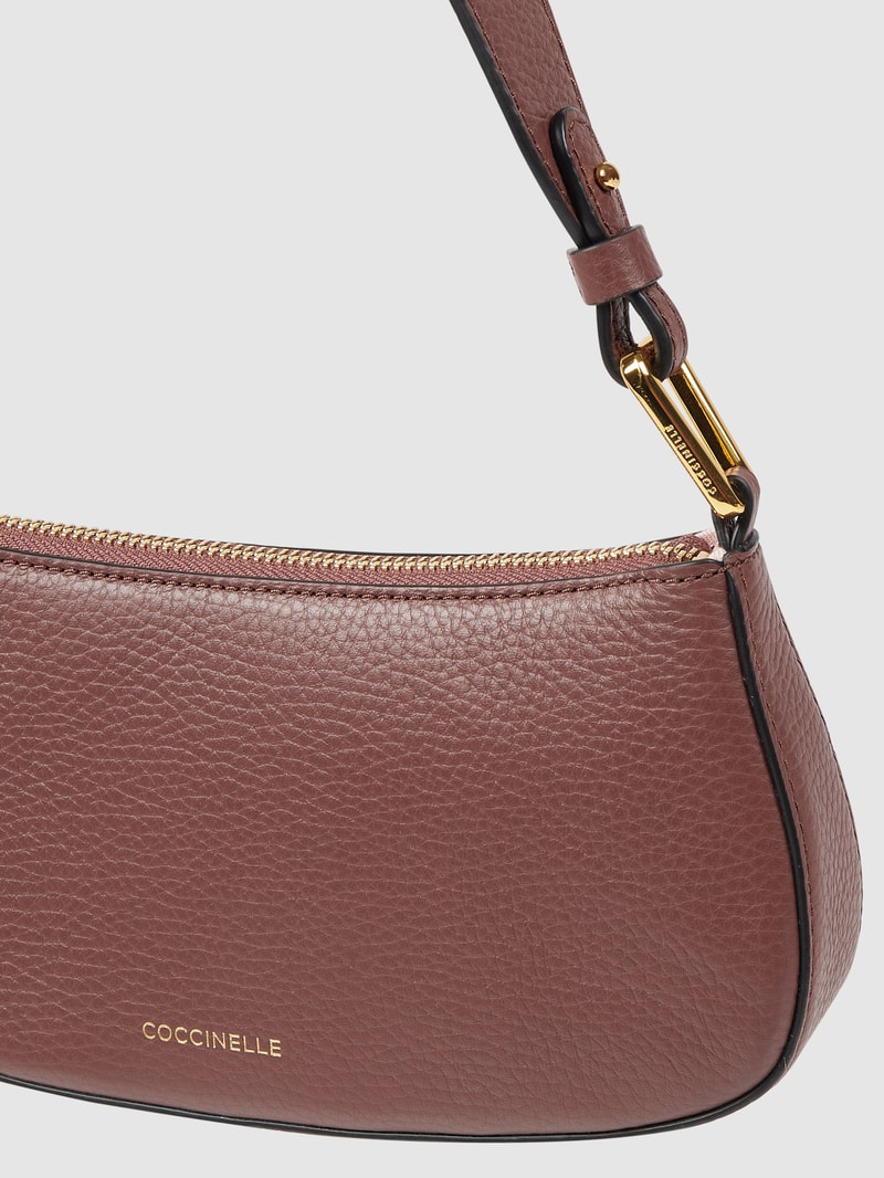 Pochette aus Leder in aubergine