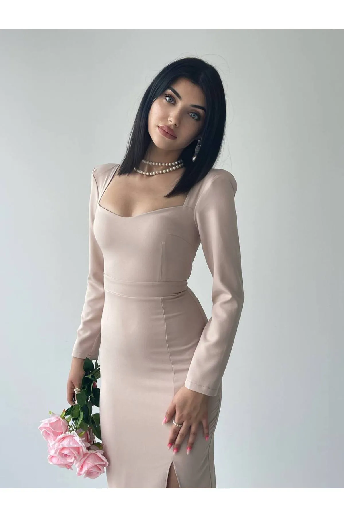 SONREİR  LANGES KLEID MIT HERZKRAGEN Schlitz