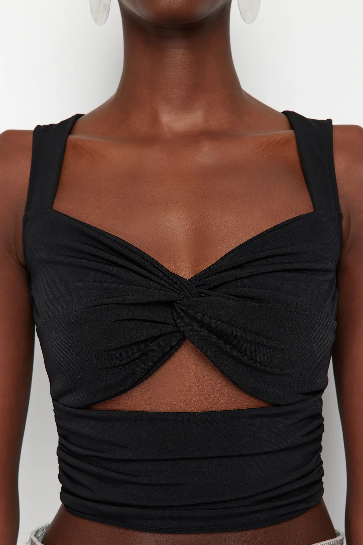 Trendyol Collection  Schwarze, kurze Strickbluse mit Fenster-/Cut-Out-Detail