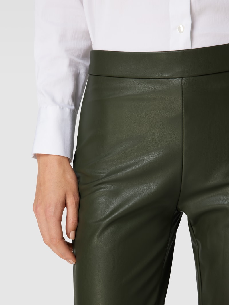 Verkürzte Hose in Leder-Optik mit elastischem Bund in schwarz