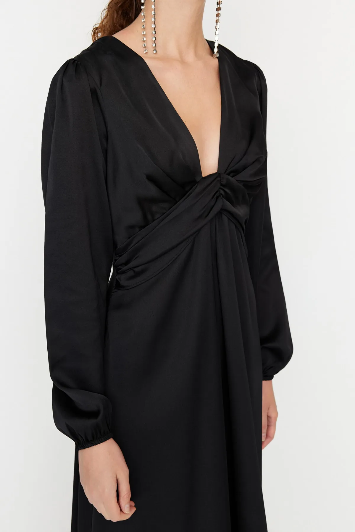 Trendyol Collection  Schwarzes, tief ausgeschnittenes, gewebtes, elegantes Abendkleid TPRAW23EL00220