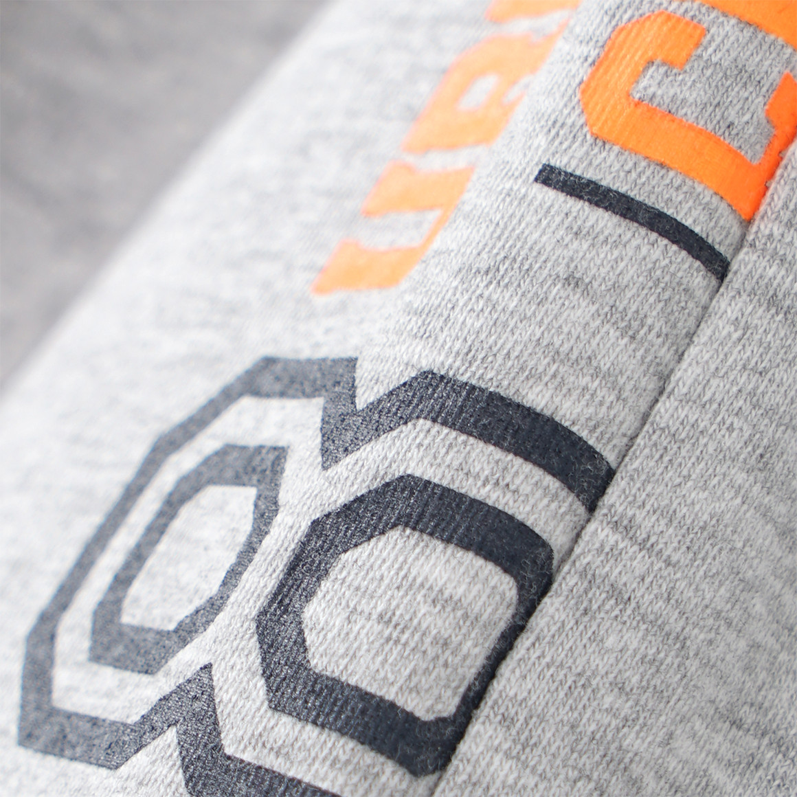 2 Jungen Unterhemden mit seitlichem Print