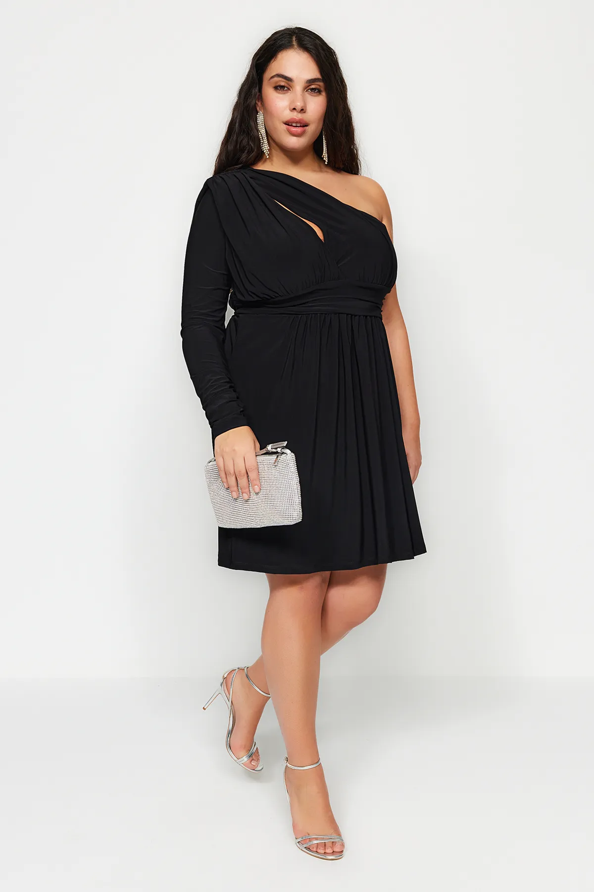 Trendyol Curve  Schwarzes, einärmliges langes Strickkleid mit Taillenöffnung TBBSS23AH00258