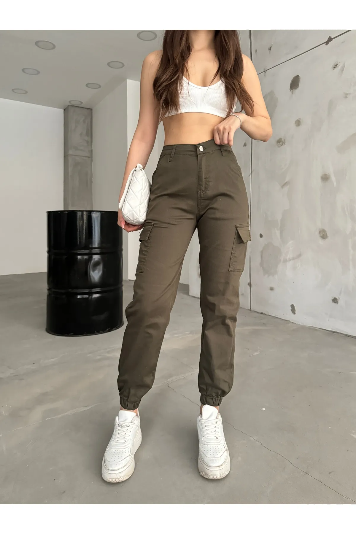 BİKELİFE  Khakifarbene Hose aus Gabardine-Stoff mit Cargotaschen
