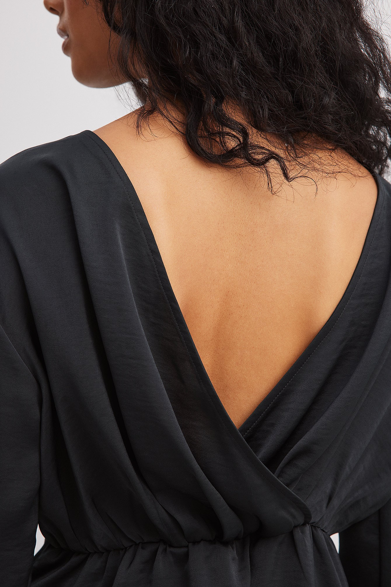 Drapierte Bluse mit V-Rücken