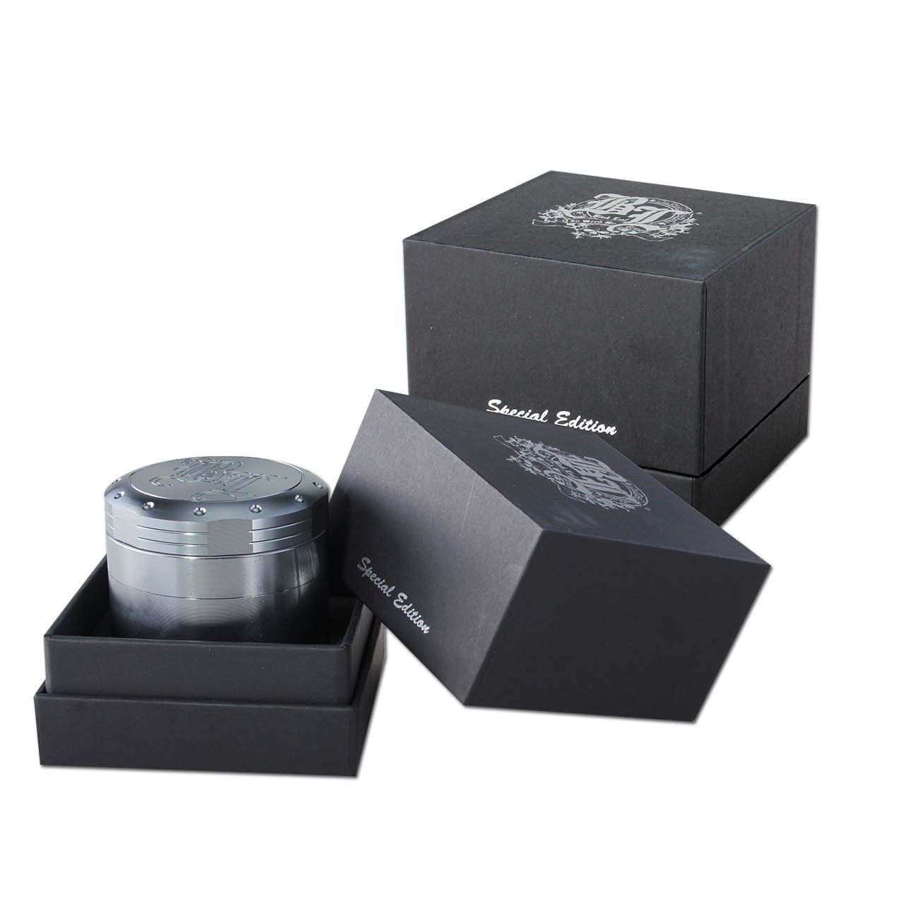 Black Leaf Gewürzmühle Engraving Weed Grinder 4-teilig mit Pollenfach zum Drehen, inkl. Pollenfach, Sieb, Vorratsdose, Schaber I In Geschenkbox