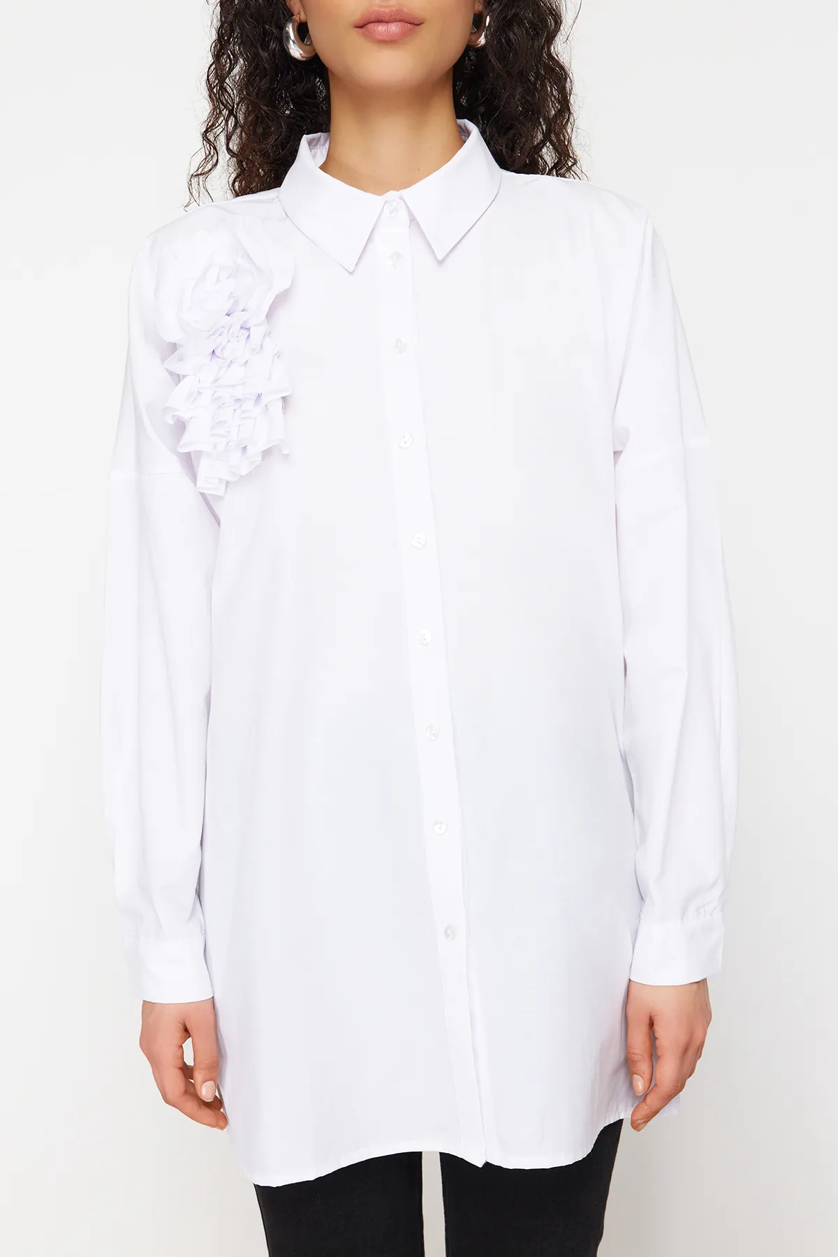 Trendyol Modest  Weißes gewebtes Baumwollhemd mit Blumenapplikationen TCTSS24TG00030