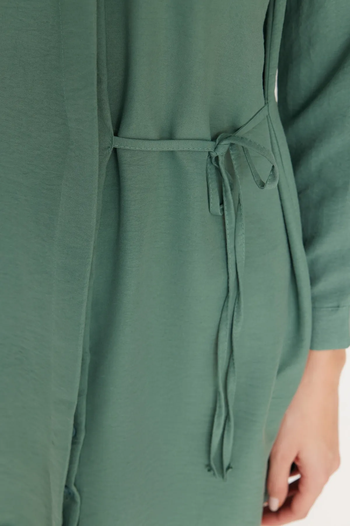 Trendyol Modest  Pistaziengrünes gewebtes Aerobin-Hemd mit Bindegürtel TCTSS22GO0105