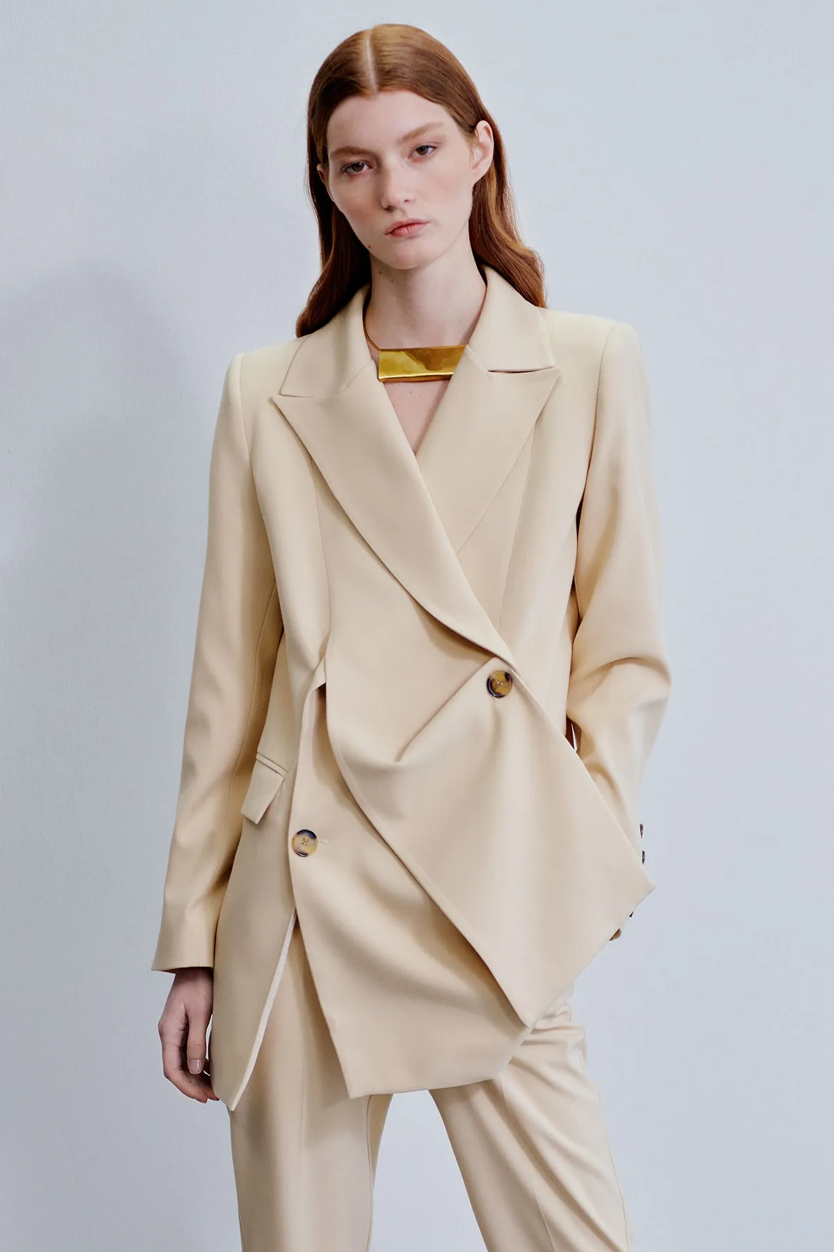 Trendyol Modest  X Kevser Sarıoğlu Beige gewebte Jacke mit Faltdetail TCLSS23CK00003