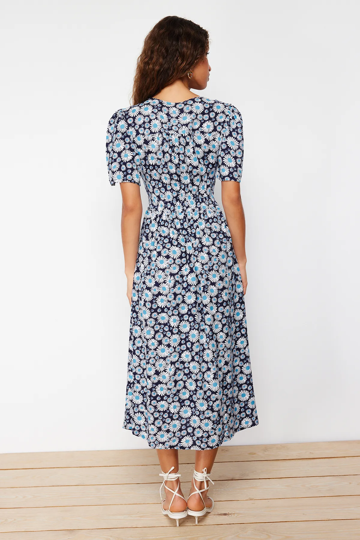 Trendyol Collection  Blaues, gewebtes Midi-Hemdkleid mit Blumenmuster und V-Ausschnitt TWOSS24EL00518