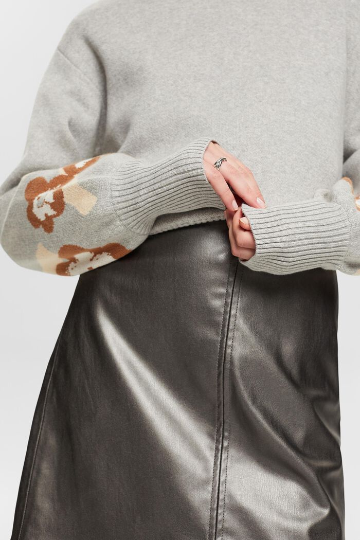 Floraler Pullover mit Puffärmeln
