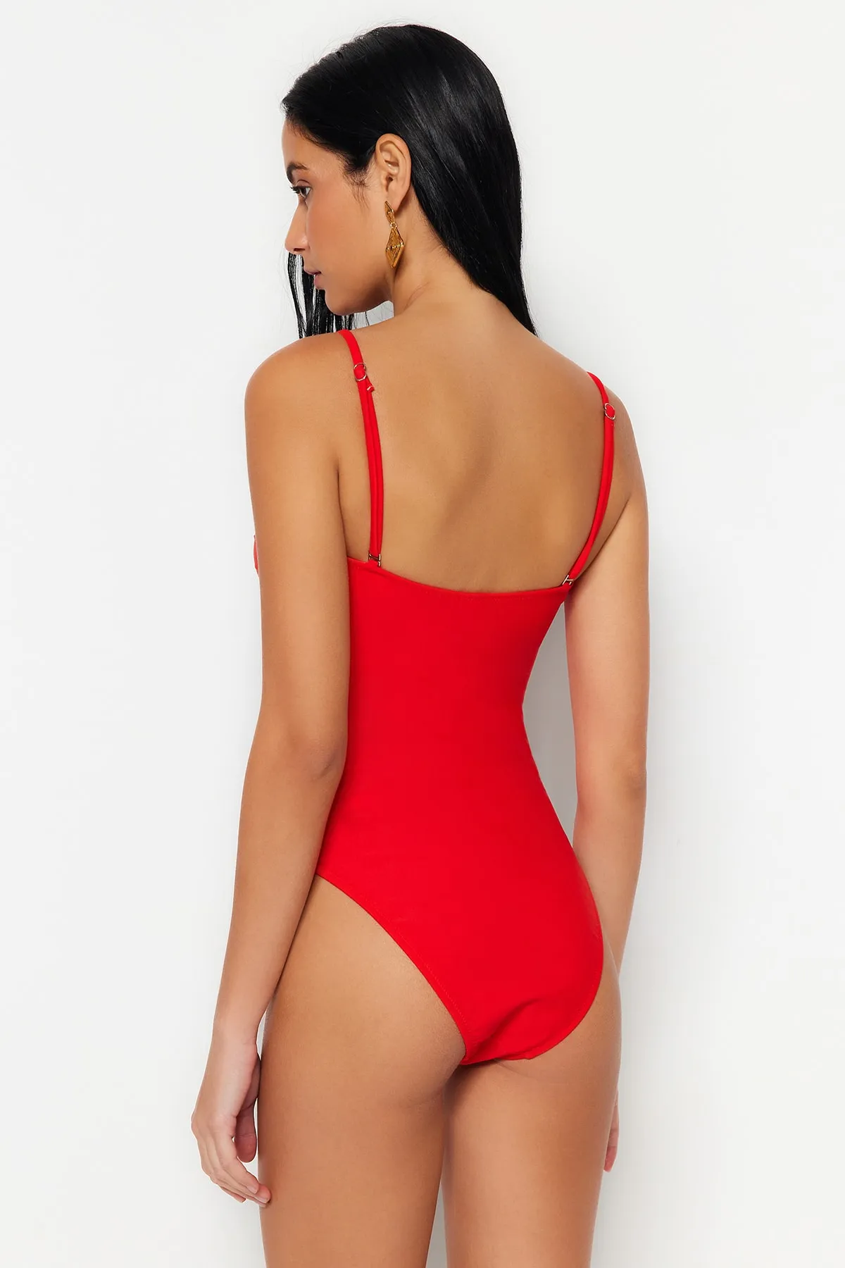 Trendyol Collection  Roter trägerloser Badeanzug mit Cut-Out/Fenster und normalem Beinschnitt TBESS22MA0001