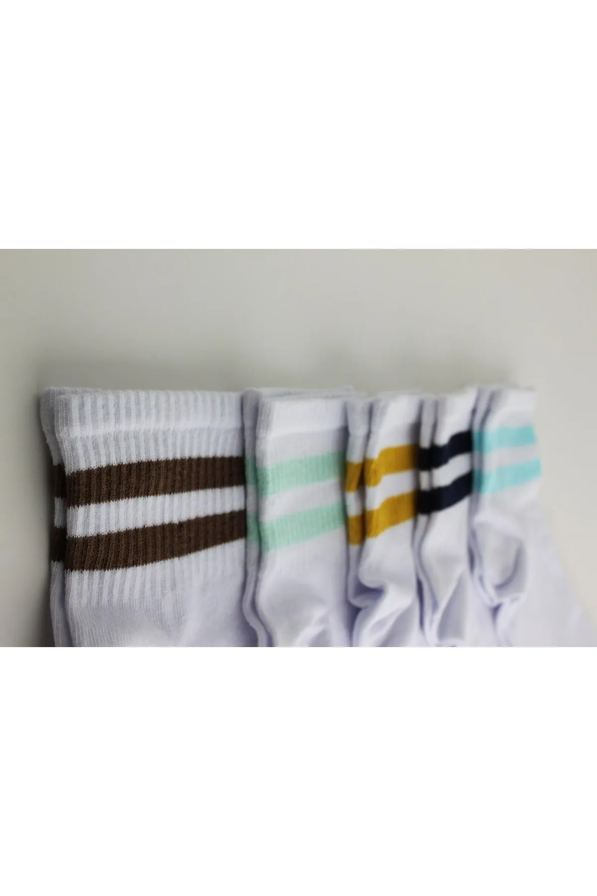 Trick or Treat  Packung mit 5 verschiedenfarbigen, bunt gestreiften, weißen Unisex-Damen- und Herrensocken aus Baumwolle