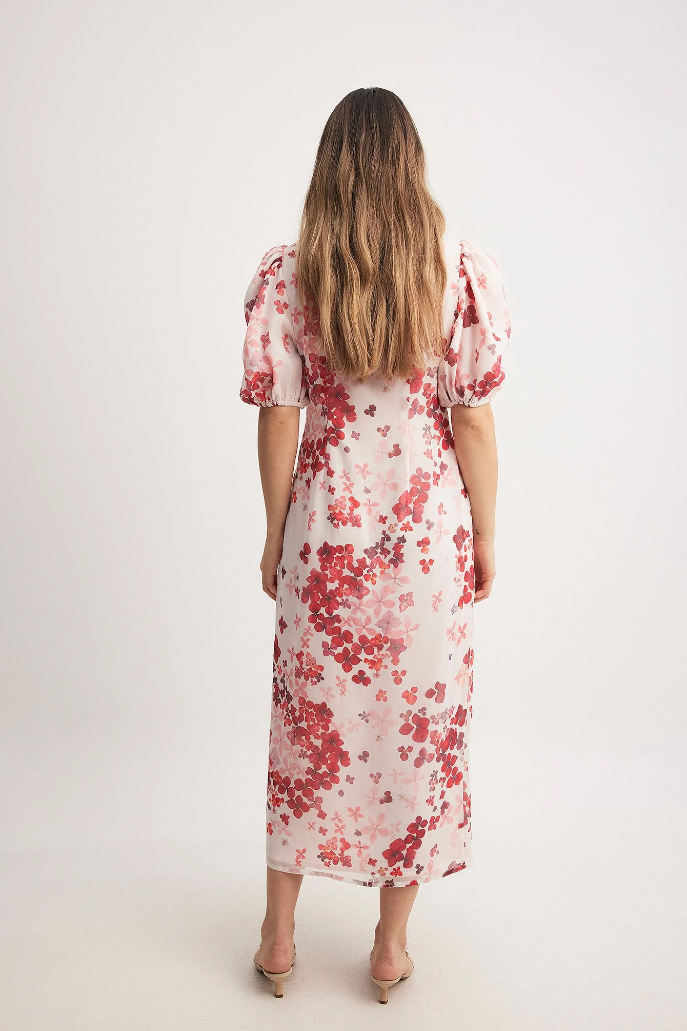 Asymmetrisches Midikleid mit Knöpfen