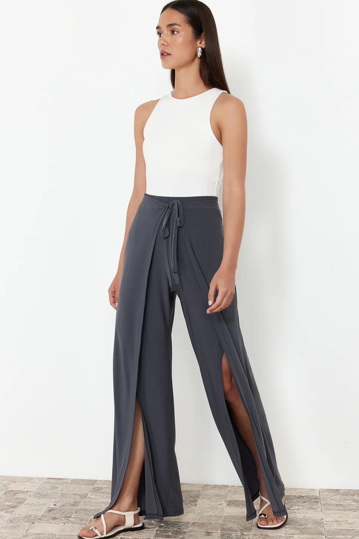 Trendyol Collection  Anthrazitfarbene, flexible Hose mit Schlitz und Schnürung TWOSS24PL00135