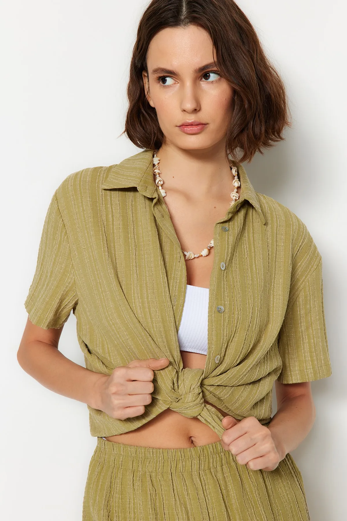 Trendyol Collection  Grünes Hemd-Shorts-Set aus gewebtem Leinengemisch TBESS23AU00054
